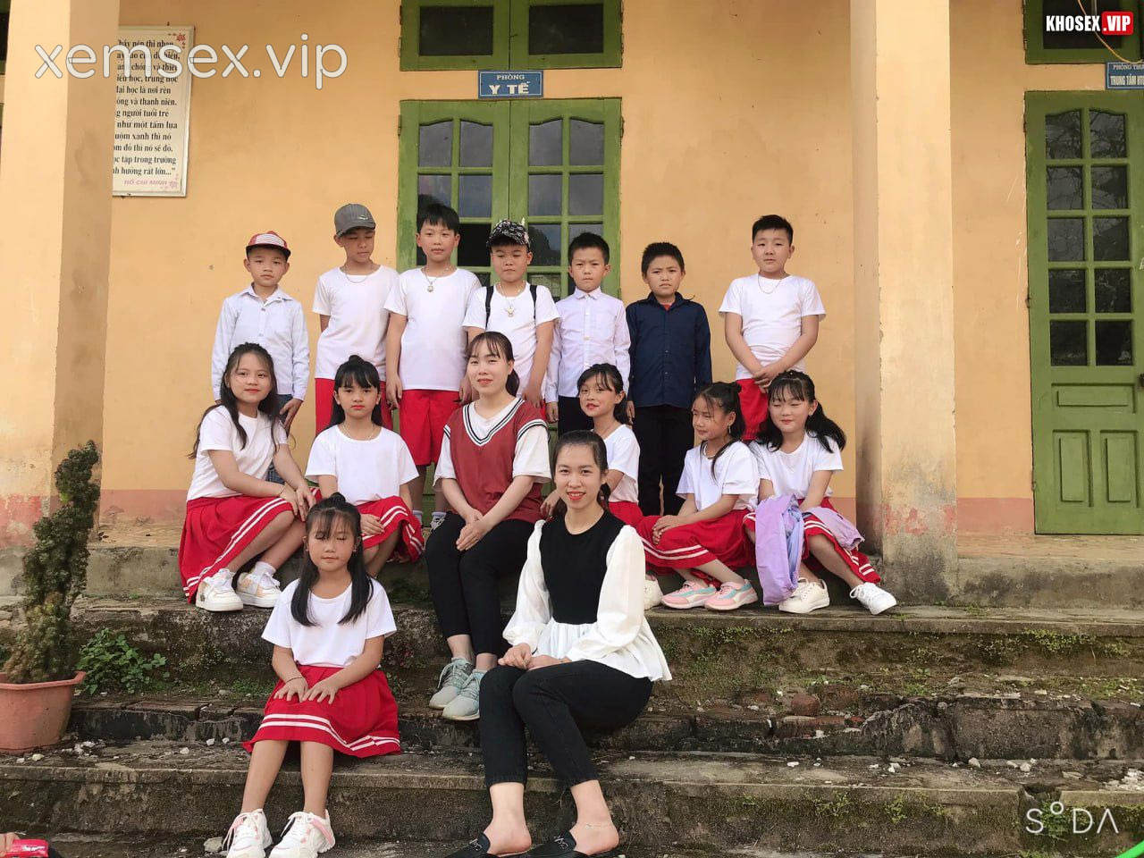 clip-sex-co-giao-tay-bac-mac-ao-dai-do-dit-voi-chong-cuc-dam-full-clip-pic-hinh-47