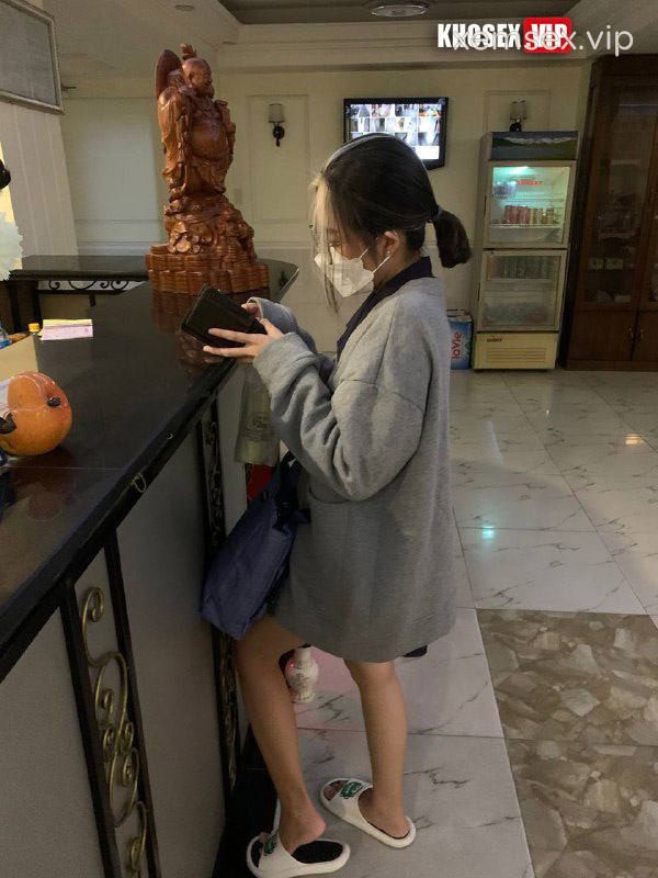 coi-ao-chich-em-khi-em-dang-nghe-dien-thoai-hinh-05