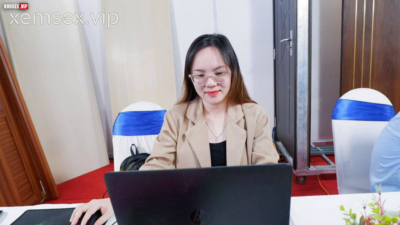 du-em-nhan-vien-van-phong-deo-kinh-suong-ren-ri-roi-ga-em-xuat-trong-full-clip-pic-hinh-02