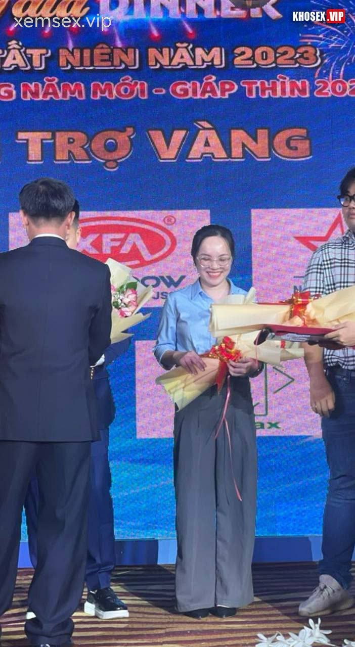 du-em-nhan-vien-van-phong-deo-kinh-suong-ren-ri-roi-ga-em-xuat-trong-full-clip-pic-hinh-04