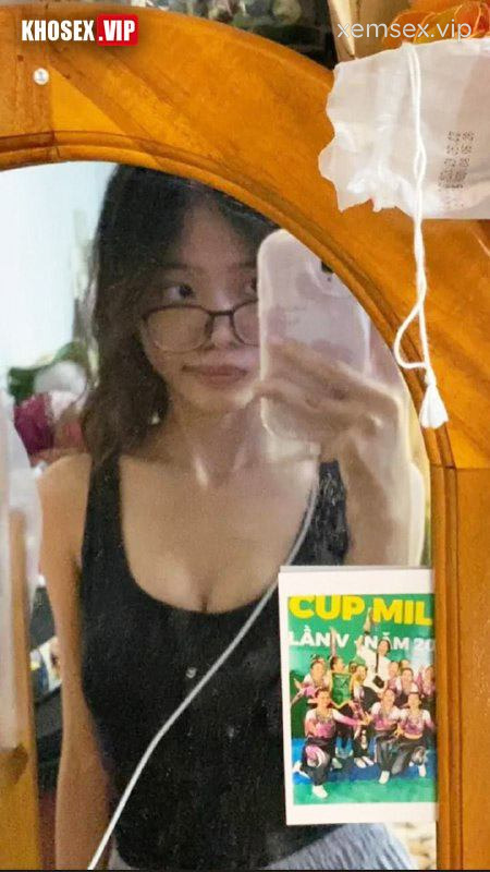 em-gai-sinh-vien-deo-kinh-lo-clip-sex-dit-2-lo-voi-ban-trai-hinh-04