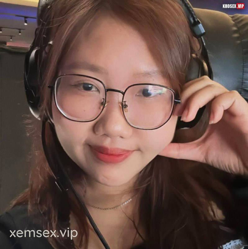 em-ny-chuppy-thich-cu-cuoi-ngua-ra-nuoc-trang-xoa-phan-2-hinh-01