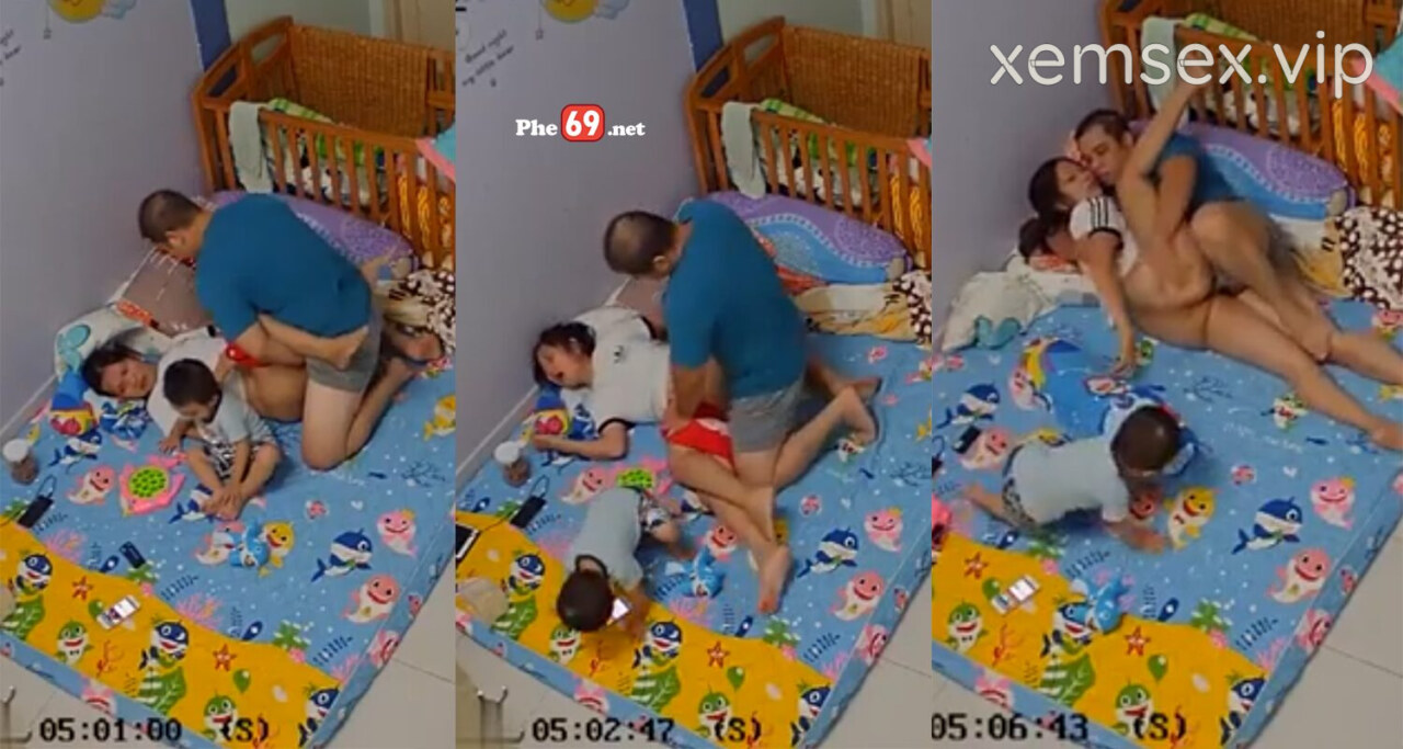 Hack cam tranh thủ lúc con chơi hai vợ chồng địt nhau cho đỡ nứng