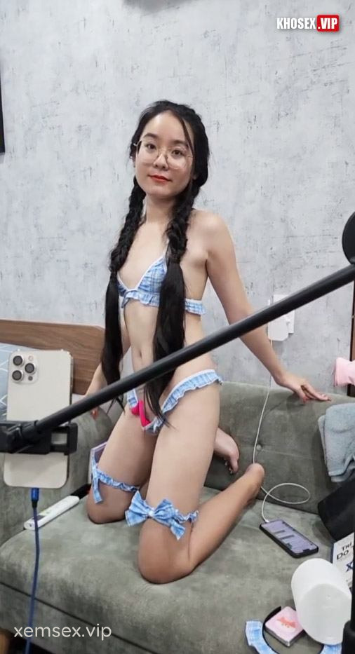 lo-clip-sex-em-kinh-can-mong-to-may-chich-cuc-dam-dang-full-clip-pic-phan-1-hinh-10