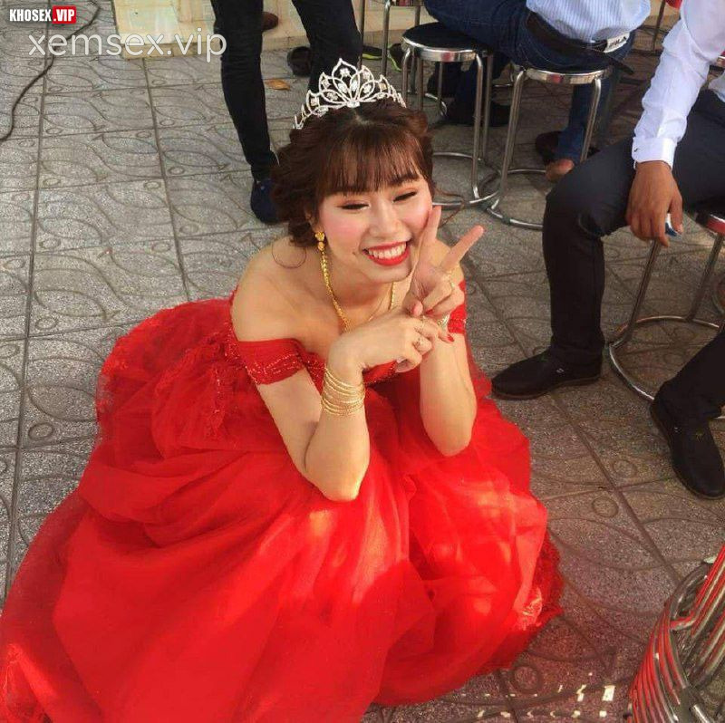vo-giao-vien-dam-dang-choi-ca-2-lo-lam-em-suong-co-giat-hinh-02